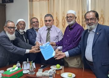 প্রধান নির্বাচন কমিশনার কে স্মারকলিপি প্রদান করেন বরগুনা জেলা সমিতি,ঢাকা