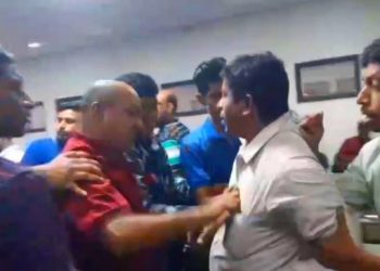 ক্যামেরার সামনে থেকে সরতে বলার কারণে ডিআরইউ মেম্বার কর্তৃক মারধরের শিকার সাংবাদিক গৌতম কুমার এদবর