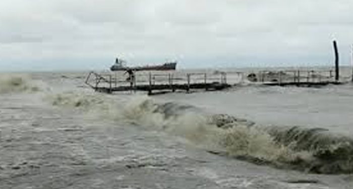 হাতিয়ার সঙ্গে সারাদেশের নৌ-যোগাযোগ বন্ধ