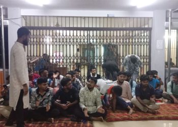 আসনের দাবিতে চবির হলগেটে শিক্ষার্থীদের তালা
