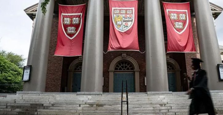 হার্ভার্ডের সাথে সব চুক্তি বাতিলের নির্দেশ ট্রাম্প প্রশাসনের