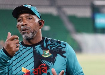 পাকিস্তানে ঘুরে দাঁড়াতে মরিয়া বাংলাদেশ