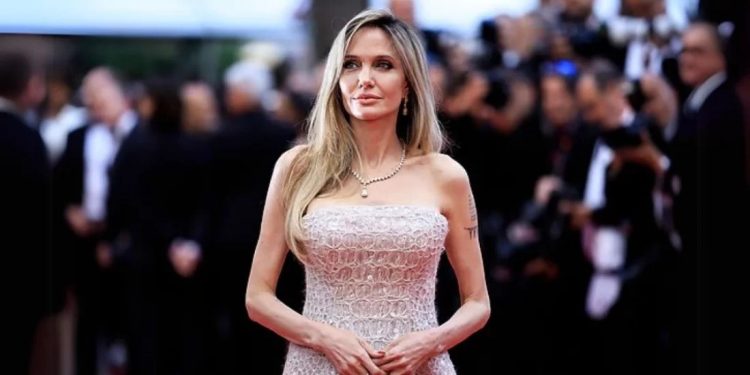 ১৪ বছর পর লাল গালিচায় দ্যুতি ছড়ালেন অ্যাঞ্জেলিনা জোলি