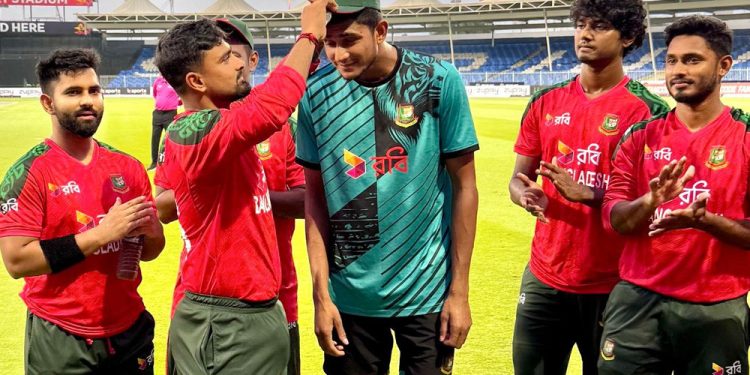 সিরিজ জিততে আমিরাতকে ২০৬ রানের লক্ষ্য বাংলাদেশের