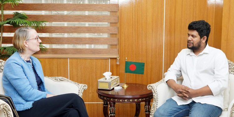 তথ্য উপদেষ্টার সঙ্গে ব্রিটিশ হাইকমিশনারের সাক্ষাৎ