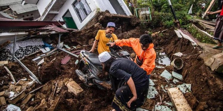 ইন্দোনেশিয়ার সুমাত্রা দ্বীপের কাছে ৫ দশমিক ৭ মাত্রার একটি ভূমিকম্প আঘাত