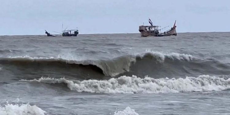 দেশের তিন বন্দরে ৩ নম্বর সতর্কসংকেত জারি করেছে আবহাওয়া অধিদপ্তর