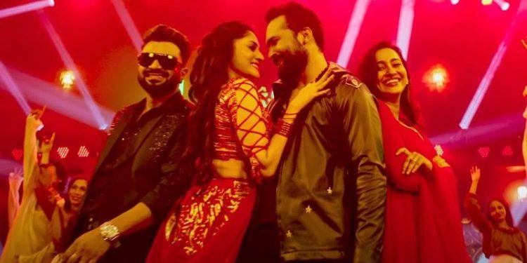 আদর-পূজার সঙ্গে চমক হয়ে ধরা দিলেন ইমরান-আতিয়া