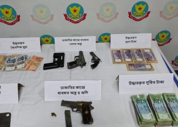 মিরপুরে প্রকাশ্য ব্যবসায়ীর ২১ লক্ষ টাকা ডাকাতি; লুণ্ঠিত অর্থ, বিদেশি অস্ত্র ও গাড়িসহ ছয়জনকে গ্রেফতার