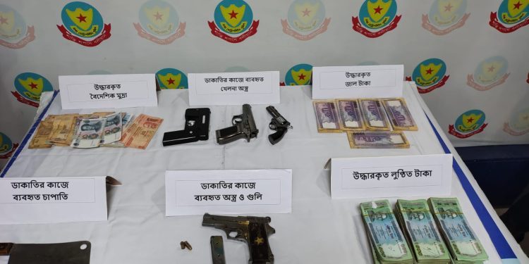 মিরপুরে প্রকাশ্য ব্যবসায়ীর ২১ লক্ষ টাকা ডাকাতি; লুণ্ঠিত অর্থ, বিদেশি অস্ত্র ও গাড়িসহ ছয়জনকে গ্রেফতার