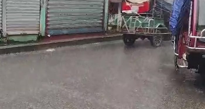 উপকূলে চলছে ভারী বর্ষণ, জনজীবন স্থবির