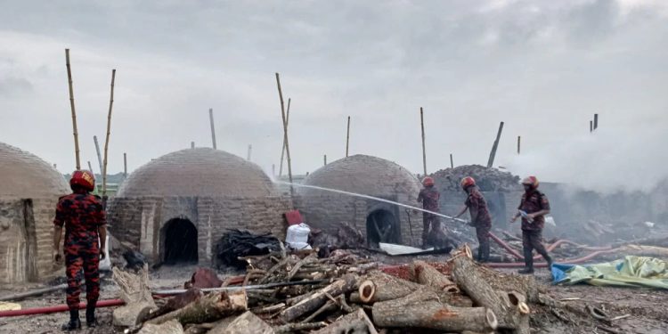 অবৈধ কয়লা তৈরির কারখানা গুঁড়িয়ে দিলো ভ্রাম্যমাণ আদালত