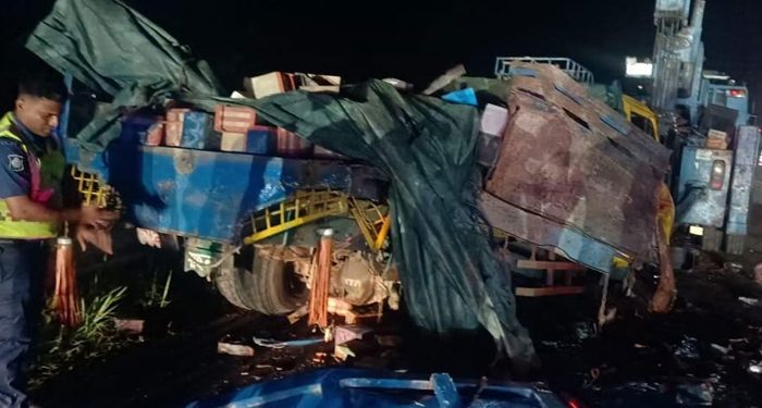 মাওয়া এক্সপ্রেসওয়েতে বাস-ট্রাক সংঘর্ষ, নিহত ৪