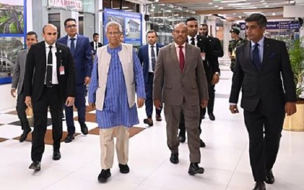 চার দিনের সফরে যুক্তরাজ্যের উদ্দেশে ঢাকা ছেড়েছেন প্রধান উপদেষ্টা