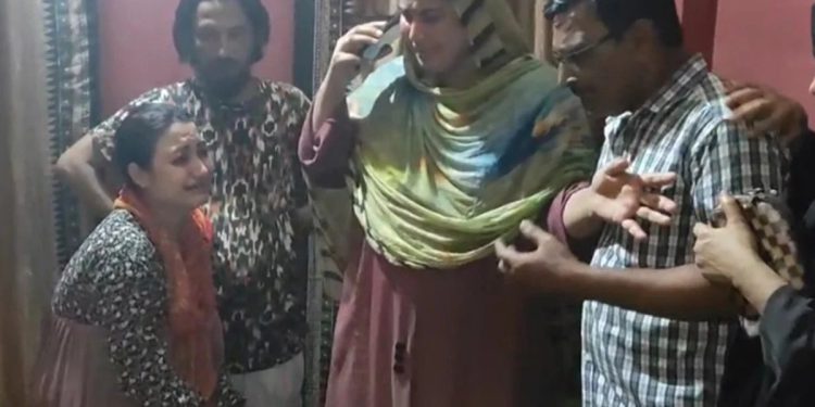 স্ত্রীকে হত্যা করে বোরকা পরে পালালো স্বামী