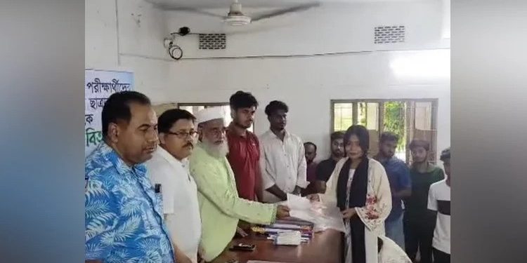 এইচএসসি পরীক্ষার্থীদের শিক্ষা সামগ্রী বিতরণ ছাত্রদলের