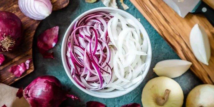 পেঁয়াজ খাওয়া উপকারী নাকি ক্ষতিকর, শরীরে যে প্রভাব পড়ে