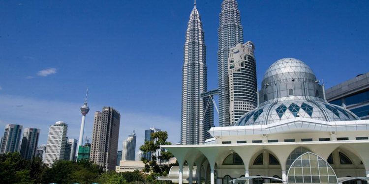 সমৃদ্ধি ও অগ্রযাত্রায় বিশ্ব মুসলিমের রোল মডেল মালয়েশিয়া