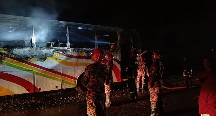 ফরিদপুরে দুর্ঘটনায় জব্দকৃত বাসে আগুন