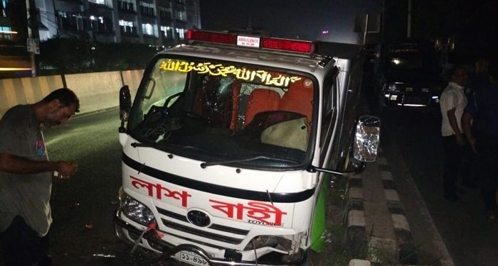 উল্টে গেল শিক্ষার্থীর লাশ বহনকারী অ্যাম্বুলেন্স