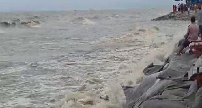 লঘুচাপের প্রভাবে উত্তাল কুয়াকাটা সংলগ্ন বঙ্গোপসাগর