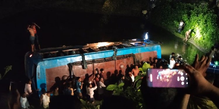 রংপুরে বউভাত থেকে ফেরার পথে পুকুরে বাস, নিহত ৩