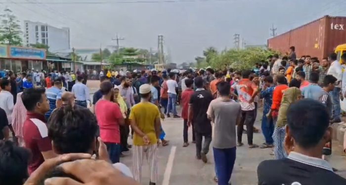 গাজীপুরে মহাসড়ক অবরোধ করে শ্রমিক বিক্ষোভ, সাউন্ড গ্রেনেড নিক্ষেপ