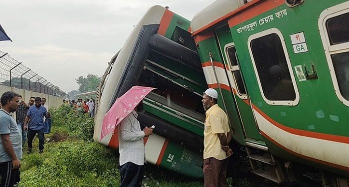 লালমনিরহাটে দুই ট্রেনের সংঘর্ষ