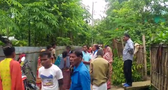 মোবাইল তুলতে সেপটিক ট্যাংকে নেমে ৪ জনের মৃত্যু