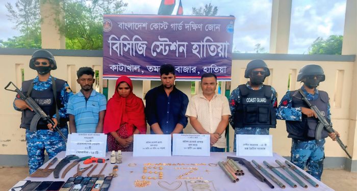 হাতিয়ায় যৌথবাহিনীর অভিযানে নারীসহ আটক ৪, আগ্নেয়াস্ত্র উদ্ধার