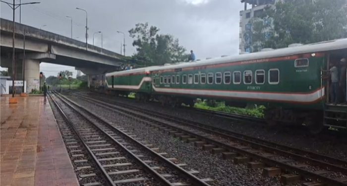 গাজীপুরে তিন ঘন্টা বন্ধ থাকার পর ট্রেন চলাচল স্বাভাবিক