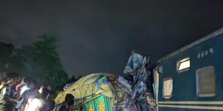 খুলনায় ট্রেন-ট্রাক সংঘর্ষে নিহত ১