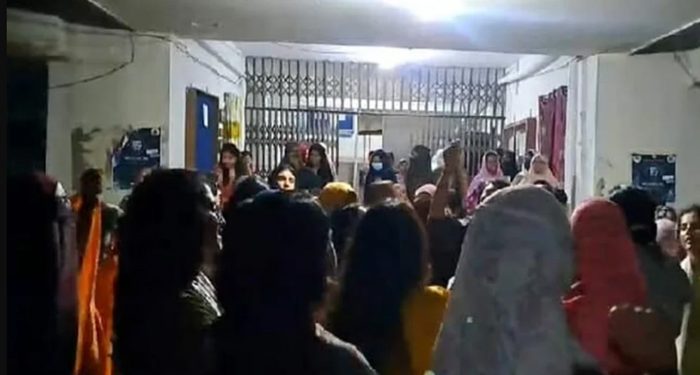 ছাত্রীদের হলে পুরুষ স্টাফ দিয়ে তল্লাশি, শিক্ষার্থীদের বিক্ষোভ