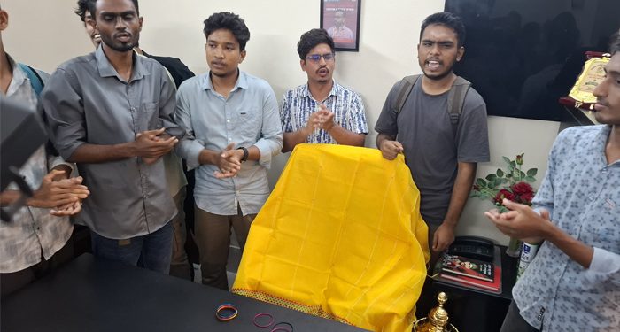 বেরোবি প্রক্টরের চেয়ারে শাড়ি-চুড়ি রেখে তোপের মুখে সমন্বয়করা