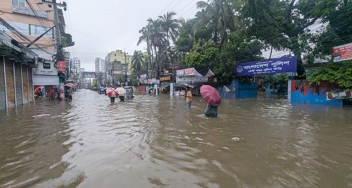 ফেনীতে বন্যা নিয়ন্ত্রণ বাঁধে ভাঙন, লোকালয়ে ঢুকছে পানি