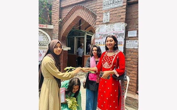 সুফিয়া কামাল হলে সংযুক্ত শিক্ষার্থীদের বরণ করে নিল ছাত্রদল নেতৃবৃন্দ