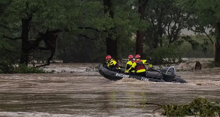 হঠাৎ বন্যায় বিপর্যস্ত টেক্সাস, ২৪ জনের মৃত্যু