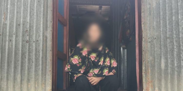 বিয়ের দাবিতে প্রেমিকের বাড়িতে বিধবার অনশন