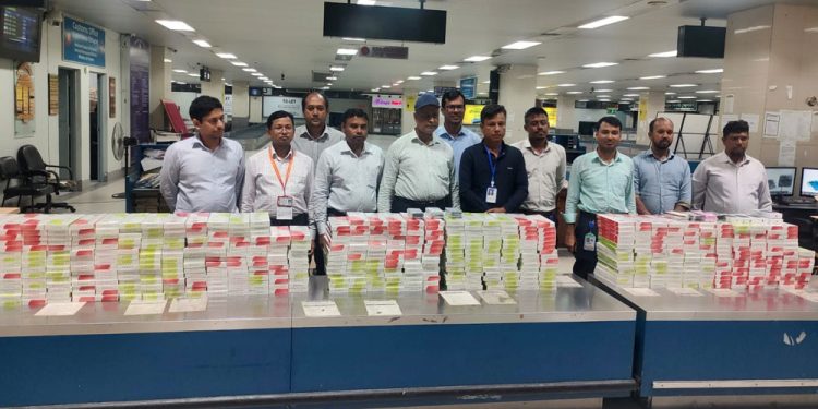 দুবাইফেরত ৩ যাত্রীর ব্যাগে মিলল ৬০ লাখ টাকার সিগারেট-মোবাইল