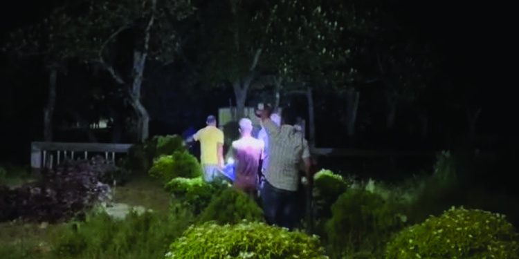 তিনজনকে পিটিয়ে হত্যা : দুই দিনেও হয়নি মামলা, পুলিশি পাহারায় লাশ দাফন