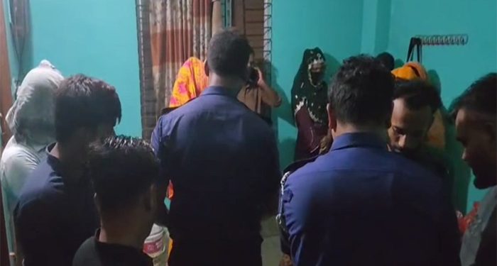 আবাসিক হোটেলে পুলিশের অভিযান, ১৩ নারী-পুরুষ আটক