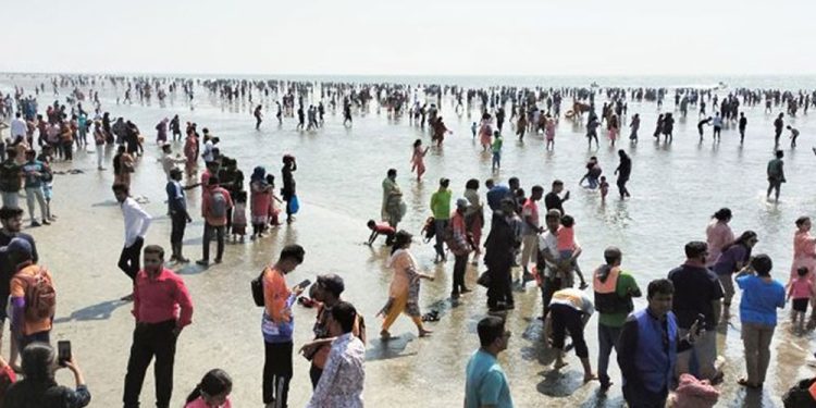 হিমছড়ি সৈকতে ভেসে গেল চবির ৩ শিক্ষার্থী, একজনের মরদেহ উদ্ধার