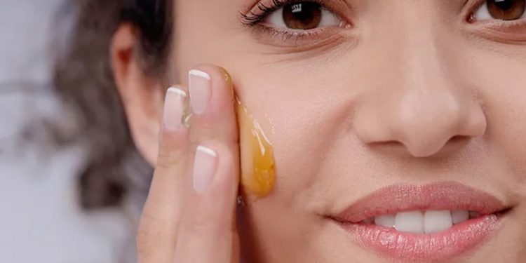 ত্বকের যত্নে মধু ব্যবহার করবেন যেভাবে