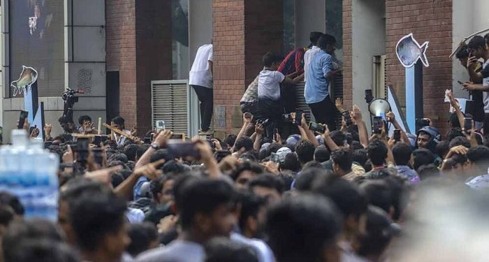 সচিবালয়ে ঢুকে ভাঙচুর ও হত্যাচেষ্টার অভিযোগে ১২০০ জনের বিরুদ্ধে মামলা