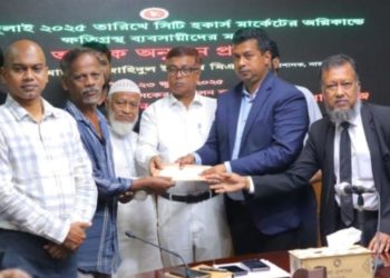 জেলা প্রশাসনের আর্থিক সহায়তায় উৎফুল্ল, অগ্নিকান্ডে ক্ষতিগ্রস্ত নারায়ণগঞ্জের ২৫ ব্যবসায়ী