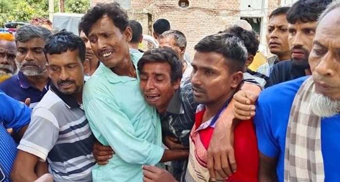 ছেলের গলা কাটা লাশ দেখে বাবার আর্তনাদ, ‘ভ্যান নিবি নে, ছোয়াল মারলি ক্যান?’