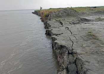 বগুড়ায় যমুনা নদীর পানি কমায় ভাঙ্গন দেখা দিয়েছে