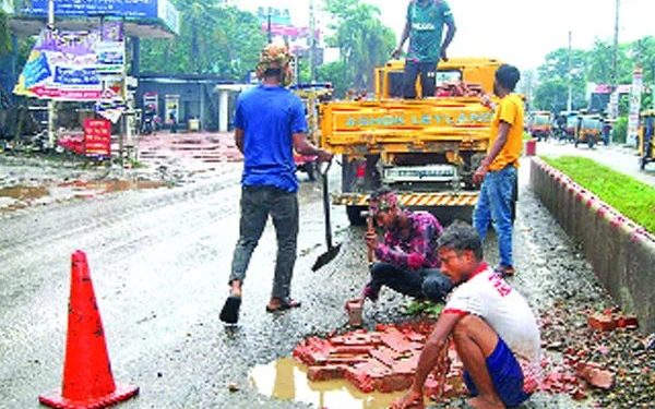 বরিশাল-ঢাকা মহাসড়ক, ইট ও খানাখন্দ বাড়িয়েছে যাত্রীদের জীবনঝুঁকি