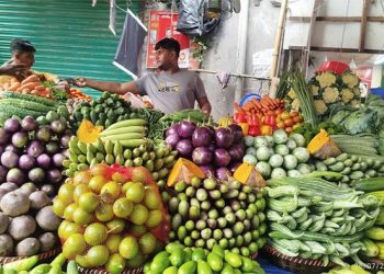 সবজির বাজারে আগুন, দিশেহারা সাধারণ মানুষ