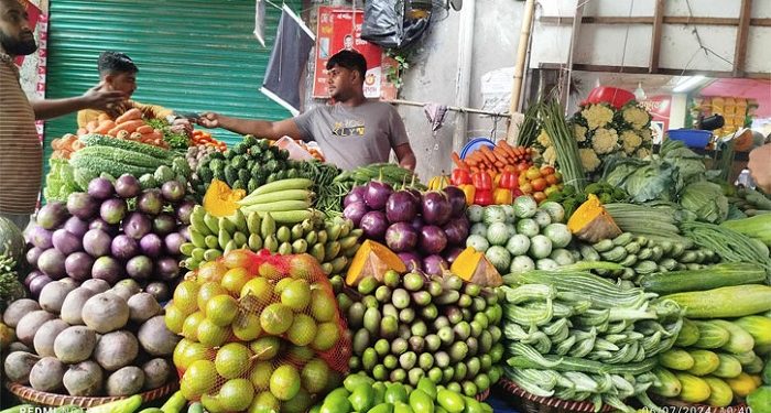 সবজির বাজারে আগুন, দিশেহারা সাধারণ মানুষ